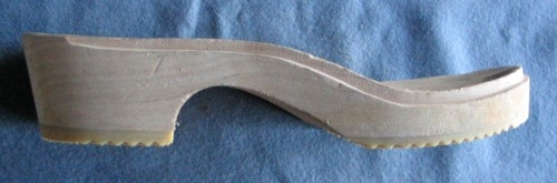 Träbotten till träsko. Gummisulor  klistrade på häl och fram. Stämplad med stl 40.