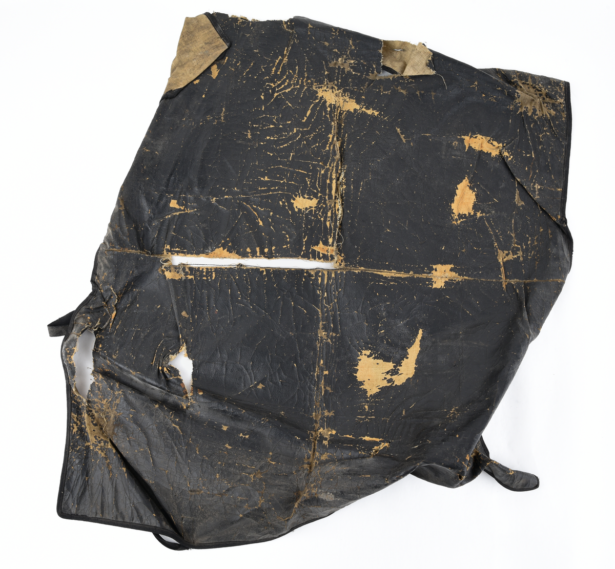 Ett mätbord på stativ med fodral.

Jvm01938-1: Mätbord bestående av en kvadratisk träskiva. Har använts för att spänna upp papper för att kunna göra ritningar. Framtill sitter två tejpbitar i vitt. Baktill finns fraktsedlar där det står bland annat i svart text "Hagalund, Ilgods fr. Värtan, Stockholm Central(?), 1863" på olika ställen. Finns även fyra svarta och röda sigillstämpelar där texten är svår att tyda. På baksidan sitter även stativhuvudet. Gjord av metall och trä och består av flertal skruvar. 

Jvm01938-2: Ett fodral gjord av vävd bomull med påmålad svart färg för att skydda mätbordet mot vatten. Sömmen i mitten av fodralet är sprucken och det har uppkommit hål där träskivan har skavt mot fodralet. Banden på fodralet har lossnat på vissa ställen men knutits ihop för att sitta fast på mätbordet.

Jvm01938-3: Stativ bestående av tre ben som fästs i stativhuvudet på mätbordet. Upptill ett hål på vardera ben. Nedtill spetsiga ben, klädda i metall. Kvadratiskt formad med rundade hörn.