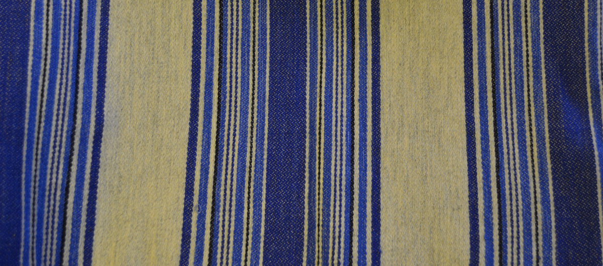 Pärm med prover på bolstervarsrandningar ur Kristianstad läns hemslöjdsförenings produktion.
Pärmen innehåller prover på olika randningar, främst i pärmen sitter två generella vävnoter, därefter de namgivna randningarna i bokstavsordning (som fortsätter i nästa pärm, de icke namngivna sist).