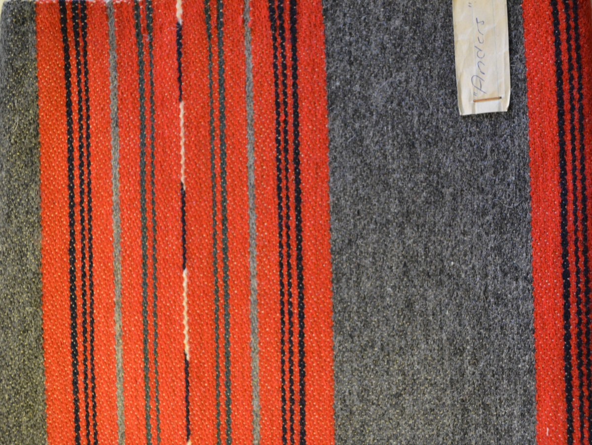 Pärm med prover på bolstervarsrandningar ur Kristianstad läns hemslöjdsförenings produktion.
Pärmen innehåller prover på olika randningar, främst i pärmen sitter två generella vävnoter, därefter de namgivna randningarna i bokstavsordning (som fortsätter i nästa pärm, de icke namngivna sist).