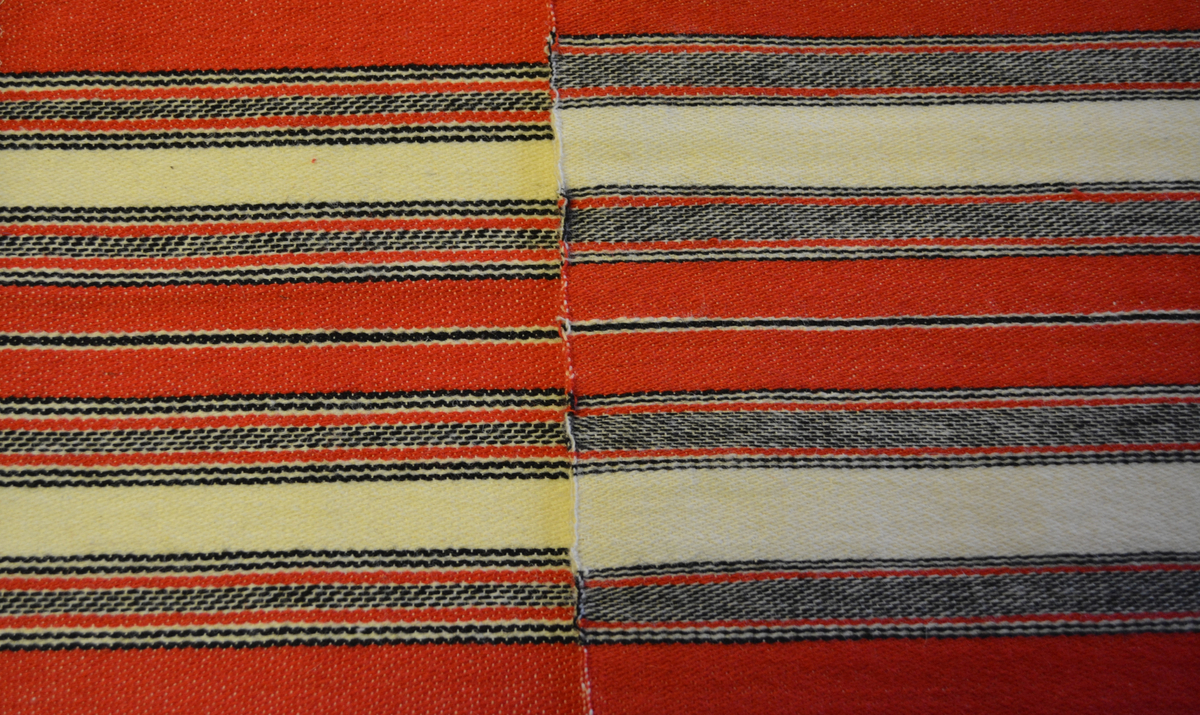 Pärm med prover på bolstervarsrandningar ur Kristianstad läns hemslöjdsförenings produktion.
Pärmen innehåller prover på olika randningar, främst i pärmen sitter två generella vävnoter, därefter de namgivna randningarna i bokstavsordning (som fortsätter i nästa pärm, de icke namngivna sist).