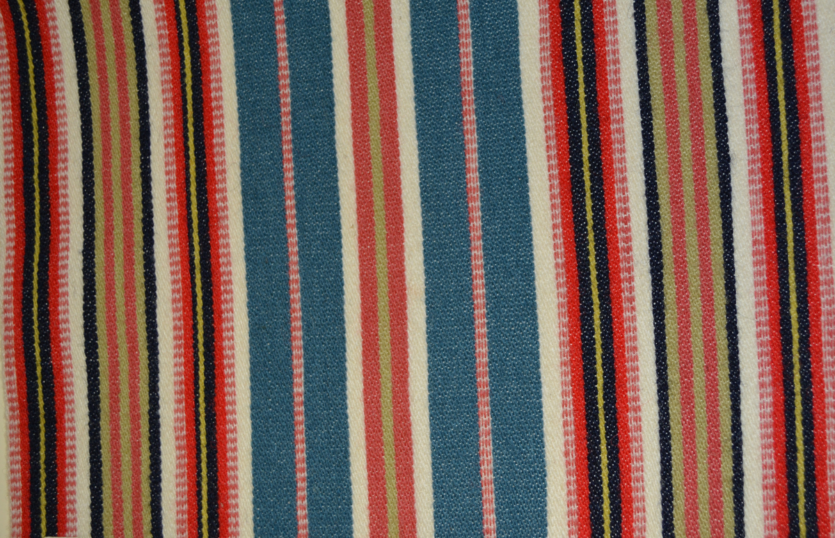 Pärm med prover på bolstervarsrandningar ur Kristianstad läns hemslöjdsförenings produktion.
Pärmen innehåller prover på olika randningar, främst i pärmen sitter två generella vävnoter, därefter de namgivna randningarna i bokstavsordning (som fortsätter i nästa pärm, de icke namngivna sist).