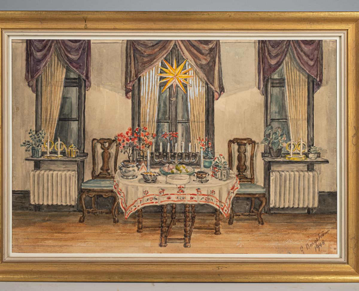 Akvarell inom glas och ram, stående format, visande interiör i Varvschefsbostället, Karlskrona. I förgrunden stolar och ett slagbord i  barockstil försett med julduk, blomsteruppsättningar och frukt.
I bakgrunden tre fönster med mörklila gardinkappor och gula våder. Blommor och ljusstakar i fönsterkarmarna, stor gul julstjärna hänger i mittfönstret. Grå väggar, trägolv.
Signerad i höger, nedre hörn: " G. Bergström 1948". Tavlan är inom glas samt  ram av trä, B = 30 mm, profilerad och målad i vitt och guld.
Konstnär Gunnil Bergström 1869-1952.
Anmärkning: Motivet är från övre hallen enligt etikett på baksidan.
Neg.nr A770 2:15