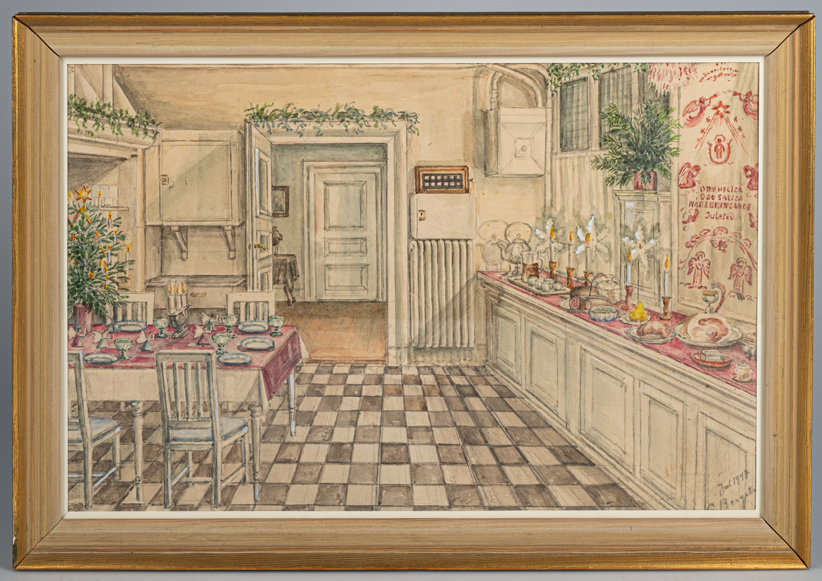 Akvarell inom glas och ram, liggande format, visande interiör i Varvschefsbostället, Karlskrona. I förgrunden det julpyntade köket, med väggfast bänd till höger försedd med röd duk och julbord. Till vänster dukat bord med liten julgran på bordet. Ovanför karmar ligger grön dekoration ( lingonris? ), vid fönstret tallkvistar i vas, på väggen bredvid hänger en broderad julbonad med text: " O DU HELIGA O DU SALIGA NÅDEBRINGANDE JULETID ".
Skåp och väggar i vitt, golvet schackmönstrat i brunt och vitt. På väggen varmvattenberedare samt ringklocka  med rumsanvisningar för tjänstefolket.  I bakgrunden öppen dörr som leder in i rum eller hall med trägolv.
Signerad i höger, nedre hörn: " G. Bergström 1947 ". Tavlan är inom glas samt  ram av trä, B = 28 mm, profilerad och målad i vitt och guld.
Konstnär Gunnil Bergström 1869-1952.
Anmärkning: Motivet är från köket på julafton enligt etikett på baksidan.
Neg.nr A 770 2:18