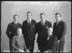 Grupporträtt. C.V. Olsson, Tomtebo 102, Hallstahammar.
Ur Gustaf Åhmans bildarkiv.