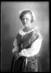Porträtt. Märta Eriksson, Värpeby, Kolbäck.
Ur Gustaf Åhmans bildarkiv.