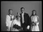 Grupporträtt, Brudpar, Gunnar Vallin, Amsta.
Ur Gustaf Åhmans samling.