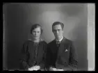 Grupporträtt, Elsa Karlsson, Oxelby, Kolbäck.
Ur Gustaf Åhmans samling.