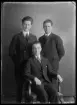 Grupporträtt, tre män. Bertil Larsson, Kolbäck.
Ur Gustaf Åhmans samling.