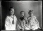 Grupporträtt, tre barn. Fru Andersson, Åsby, Insp.
Ur Gustaf Åhmans samling.