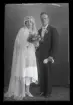 Brudpar, Erik Hedström, Tomtebo 53, Hallstahammar.
Ur Gustaf Åhmans samling.