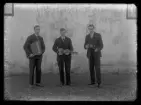 Grupporträtt av musiker, Ekström, Berga, Svedvi.
Ur Gustaf Åhmans samling.