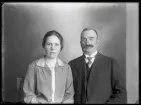 Grupporträtt, kvinna och man. Karl Eriksson, Riset, Hallstahammar.
Ur Gustaf Åhmans samling.