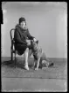 Porträtt, kvinna med hund. Agda Pettersson, Caféet, Kolbäck.
Ur Gustaf Åhmans samling.