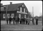 Grupporträtt utomhus 1930. Lantmannaskolan, Kolbäck.
Ur Gustaf Åhmans samling.
