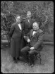 Grupporträtt, tre personer. G. Olsson, Hässelby, Kolbäck.
Ur Gustaf Åhmans samling.