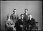 Grupporträtt, fem män. Sven Tillman, Östergården, Hallstahammar.
Ur Gustaf Åhmans samling.