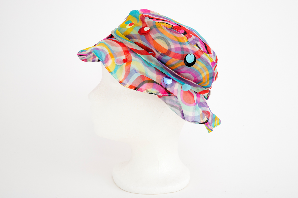 Liten chiffonhatt i solhattfasong med påtrykt mønster og påsydde paljetter.