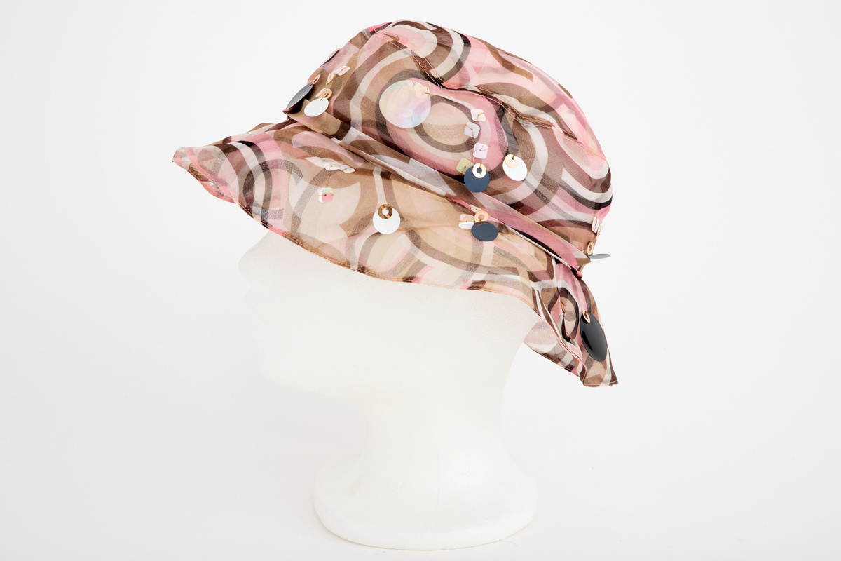 Liten silkechiffonhatt i solhattfasong, påtrykt mønster av svarte, brune, beige, hvite og rosa sirkler.