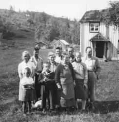 Selskap i Vasslåtta. Bildet er sendt som julehilsen i 1944.