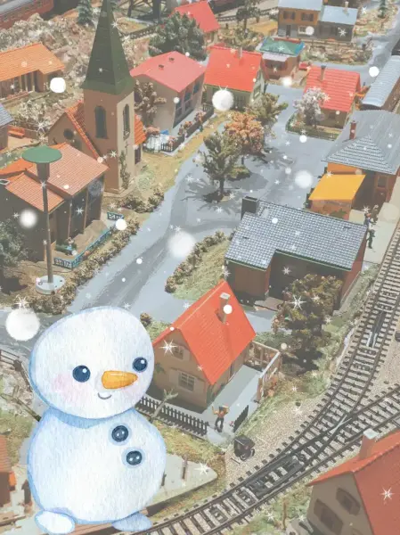 En glad snögubbe framför en bakgrund av en stad med snöfall.