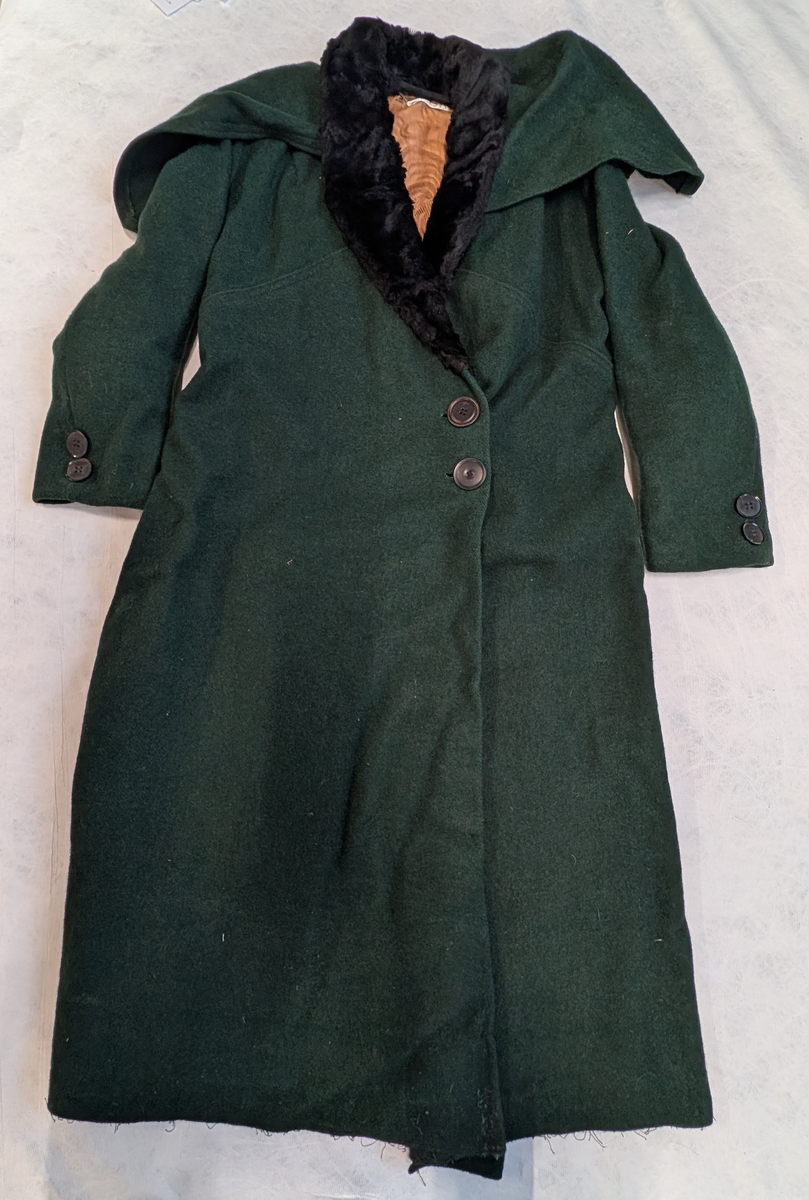 Kåpen er sydd av vadmel, trolig hjemmevevd og stampet stoff. Mest sannsynlig er tøyet vevd flere år før kåpen ble sydd. Fargen er grønn. Den har skinnkrage og skulderkappe.