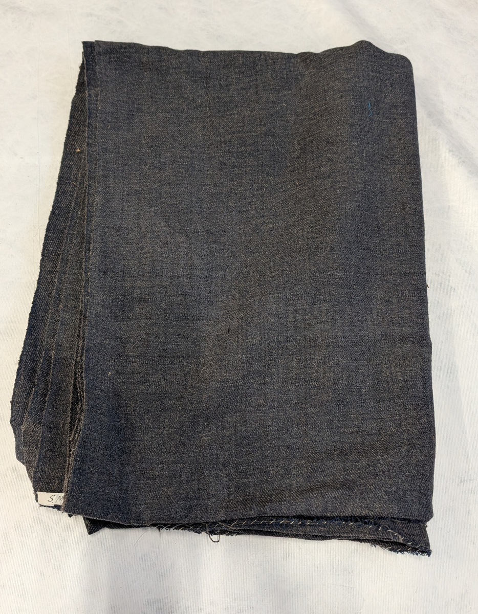 En vevbredde av gråblott stoff.