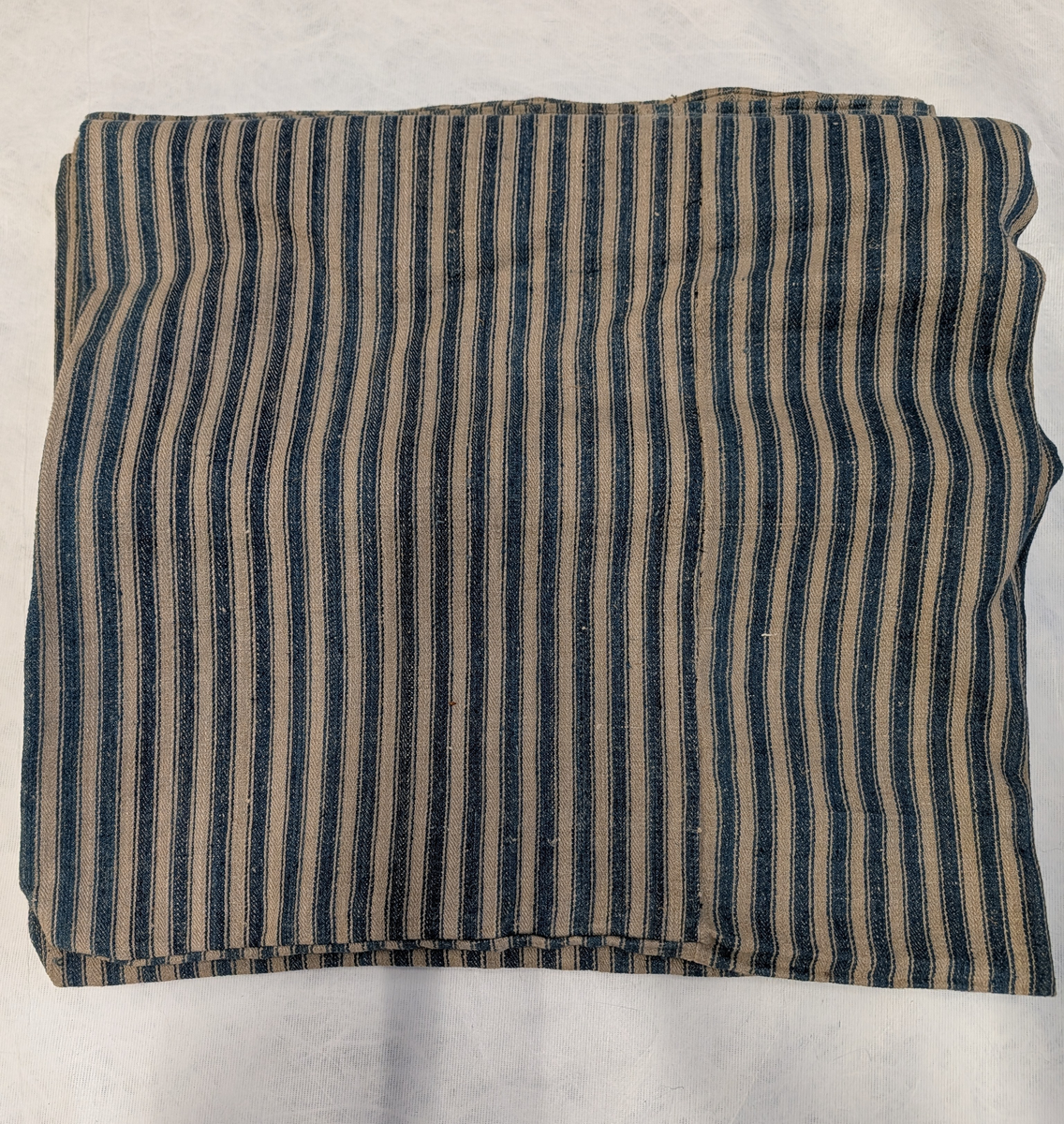 Bolsteren er sydd av tre bredder stoff, én og en halv bredde over og det samme under. Den er senere sydd sammen med maskin. Stoffet er trolig gammelt, med en vevbredde på 76,5 cm.