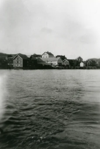 Gjesvær. Deler av bebyggelsen med kaianlegg. Før 1944.