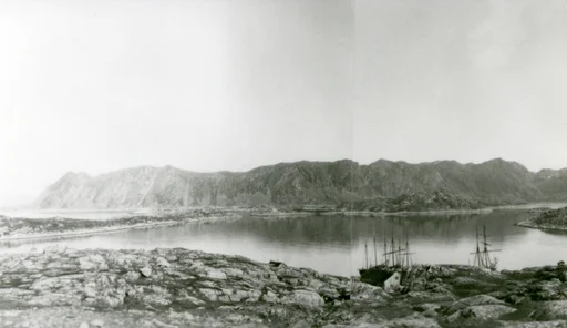 Gjesvær. Flere skip og noen små hus langs sjøen.