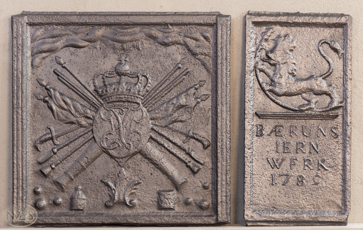 Langside plate med faste skinner. Fredrik den 5 i speilmonogram på kronet skjold, omgitt av krigerske emblemer. Øverst skyer og stråler.
Kortside plate øverst norske løve, nederst påskrift med jernverkets navn og årstall.