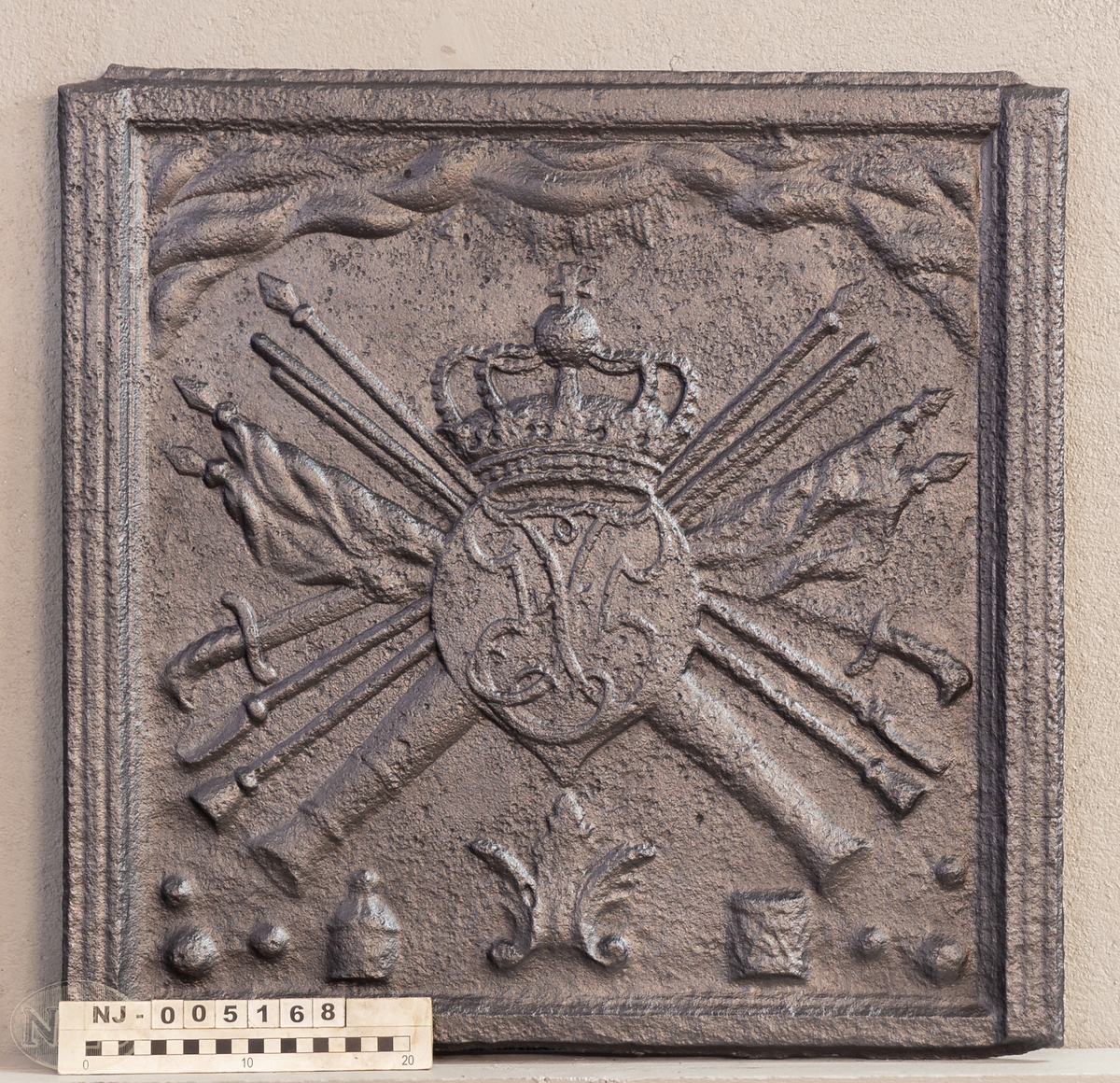 Langside plate med faste skinner. Fredrik den 5 i speilmonogram på kronet skjold, omgitt av krigerske emblemer. Øverst skyer og stråler.
Kortside plate øverst norske løve, nederst påskrift med jernverkets navn og årstall.