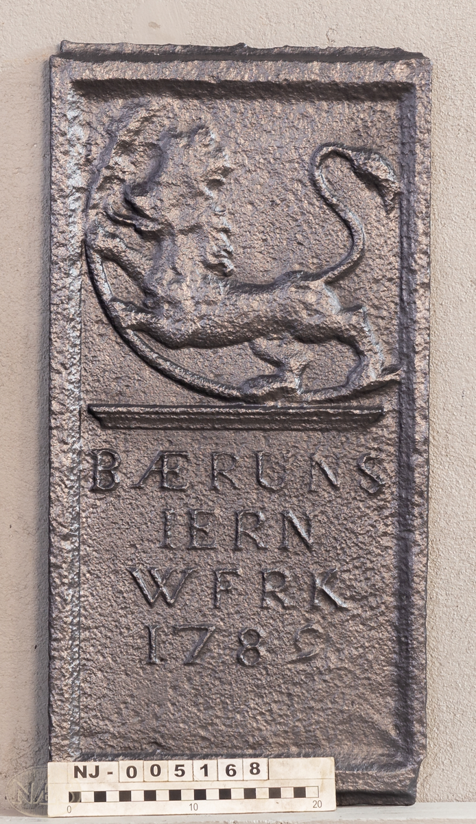 Langside plate med faste skinner. Fredrik den 5 i speilmonogram på kronet skjold, omgitt av krigerske emblemer. Øverst skyer og stråler.
Kortside plate øverst norske løve, nederst påskrift med jernverkets navn og årstall.