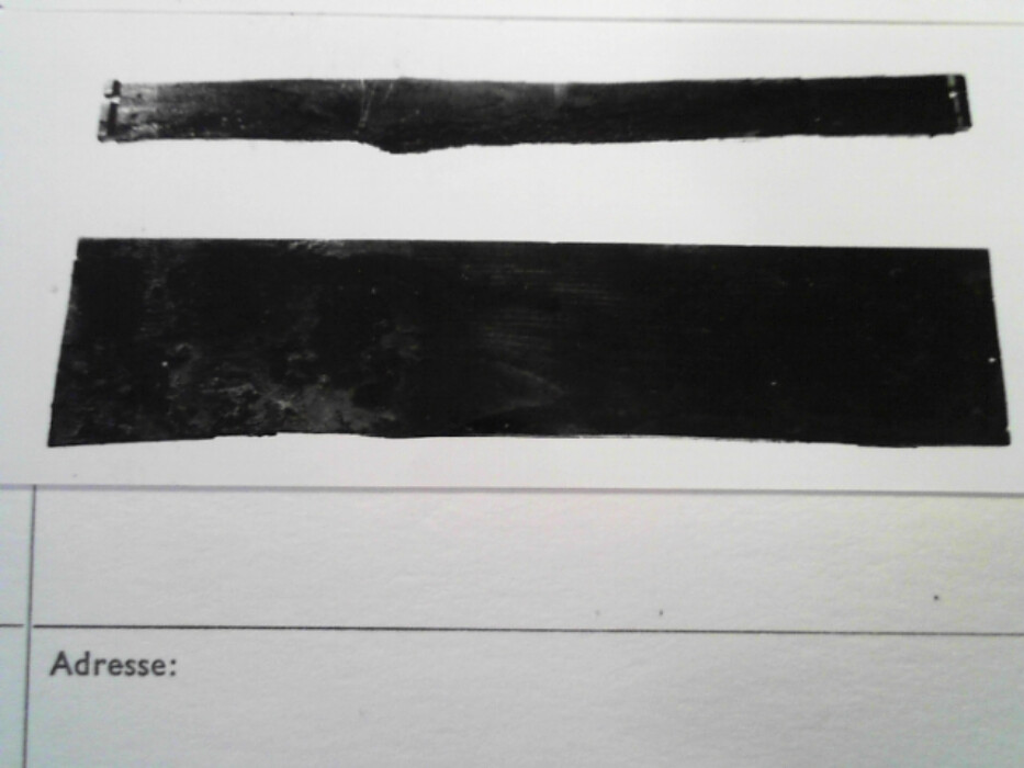 Furu. Gran ?. Kistens langsider er skråttstillet slik at kisten er smalere nede enn oppe. Bunnen består av to bord ; et bredt bord lengde 84 bredde 34 tykkelse 3,2 (bordet er nå brukket) og et smalt bord bredde 4,5. Trenagler med diameter 0,6 er slått fra undersiden opp i kistens sidebord. 6 stykker på kortsidene og 8 stykker på langsidene. Hver av kortsidene har opprinnelig vært i ett bord tykkelse 1,7. I sidene er tapper for sinking. De har trekantet tverrsnitt med innerside 0,9. Avstanden mellom tappene er 3,6. Langs ytterkantene er en ekstra kant 0,3 x 0,3 som svarer til et spor i langsidene. Dette for å styrke sinkingen. I øvre delen av hver kortside 2 hull med diameter 0,7 og 5,9 fra hverandre. Disse er for håndtak og det er antydninger av at et halvsirkelformet beslag har vært rundt dem. Et jernbeslag bredde ca 3,4 har gått fra dette nedover bøyet om kanten og 2,2 inn under bunnen. :: I hjørnene har det også vært beslag. Det er mulig at spor under hanken antyder at det har vært  en taustropp som har hengt i bue. Baksiden består av 2 bord tykkelse 1,7 og henholdsvis bredde 16,8 og bredde 7,8. Forsiden består av ett bord tykkelse 1,7 og bredde 23,5. Der har antagelig vært et skjoldformet jernbeslag på forsiden. På baksiden er halvsirkelformet utsparing for låsen. 2 jernbånd ca 3,5 brede har ca 17 fra kortsidene gått rundt hele kisten og antagelig vært feste for lokkbeslaget. I venstre siden av kisten er en leddik av 1,2 tykke bord. Bunnbordet bredde 7,6 med en utstikkende skråkant under sidebordet som er høyde 6,5. Det er spor for leddiken i siden av kistebordene. I nederkant av leddikens sidebord en trapesformet innfelling.