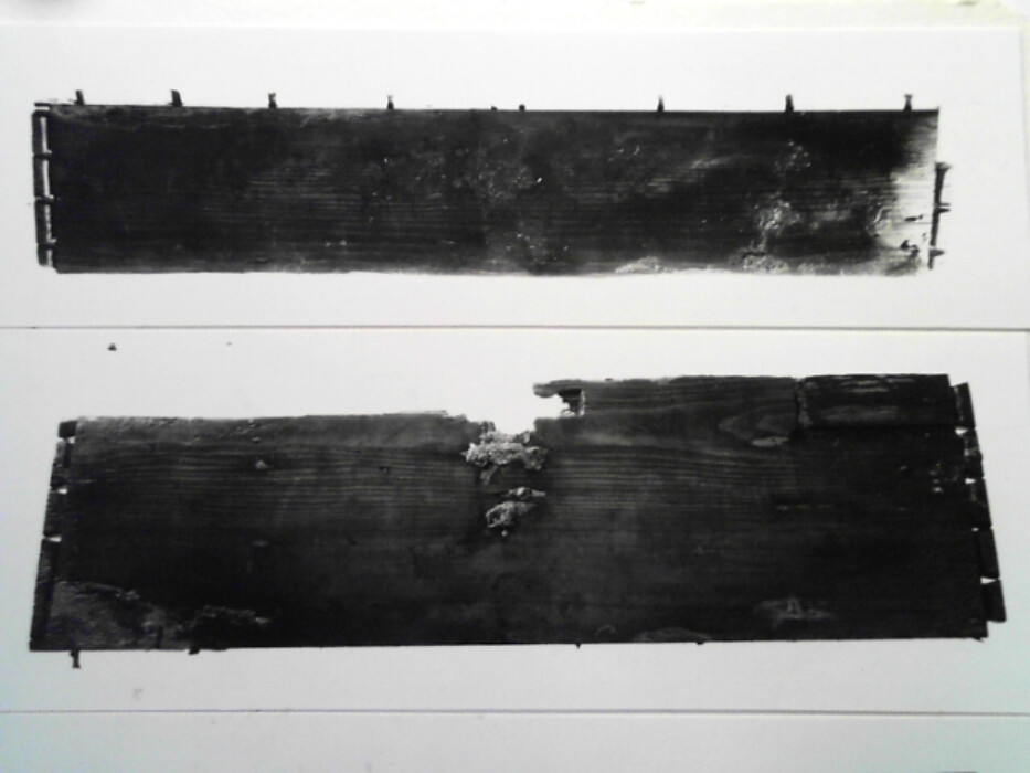 Furu. Gran ?. Kistens langsider er skråttstillet slik at kisten er smalere nede enn oppe. Bunnen består av to bord ; et bredt bord lengde 84 bredde 34 tykkelse 3,2 (bordet er nå brukket) og et smalt bord bredde 4,5. Trenagler med diameter 0,6 er slått fra undersiden opp i kistens sidebord. 6 stykker på kortsidene og 8 stykker på langsidene. Hver av kortsidene har opprinnelig vært i ett bord tykkelse 1,7. I sidene er tapper for sinking. De har trekantet tverrsnitt med innerside 0,9. Avstanden mellom tappene er 3,6. Langs ytterkantene er en ekstra kant 0,3 x 0,3 som svarer til et spor i langsidene. Dette for å styrke sinkingen. I øvre delen av hver kortside 2 hull med diameter 0,7 og 5,9 fra hverandre. Disse er for håndtak og det er antydninger av at et halvsirkelformet beslag har vært rundt dem. Et jernbeslag bredde ca 3,4 har gått fra dette nedover bøyet om kanten og 2,2 inn under bunnen. :: I hjørnene har det også vært beslag. Det er mulig at spor under hanken antyder at det har vært  en taustropp som har hengt i bue. Baksiden består av 2 bord tykkelse 1,7 og henholdsvis bredde 16,8 og bredde 7,8. Forsiden består av ett bord tykkelse 1,7 og bredde 23,5. Der har antagelig vært et skjoldformet jernbeslag på forsiden. På baksiden er halvsirkelformet utsparing for låsen. 2 jernbånd ca 3,5 brede har ca 17 fra kortsidene gått rundt hele kisten og antagelig vært feste for lokkbeslaget. I venstre siden av kisten er en leddik av 1,2 tykke bord. Bunnbordet bredde 7,6 med en utstikkende skråkant under sidebordet som er høyde 6,5. Det er spor for leddiken i siden av kistebordene. I nederkant av leddikens sidebord en trapesformet innfelling.