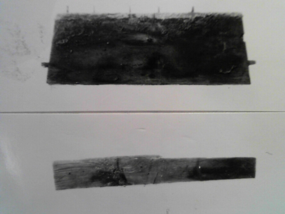 Furu. Gran ?. Kistens langsider er skråttstillet slik at kisten er smalere nede enn oppe. Bunnen består av to bord ; et bredt bord lengde 84 bredde 34 tykkelse 3,2 (bordet er nå brukket) og et smalt bord bredde 4,5. Trenagler med diameter 0,6 er slått fra undersiden opp i kistens sidebord. 6 stykker på kortsidene og 8 stykker på langsidene. Hver av kortsidene har opprinnelig vært i ett bord tykkelse 1,7. I sidene er tapper for sinking. De har trekantet tverrsnitt med innerside 0,9. Avstanden mellom tappene er 3,6. Langs ytterkantene er en ekstra kant 0,3 x 0,3 som svarer til et spor i langsidene. Dette for å styrke sinkingen. I øvre delen av hver kortside 2 hull med diameter 0,7 og 5,9 fra hverandre. Disse er for håndtak og det er antydninger av at et halvsirkelformet beslag har vært rundt dem. Et jernbeslag bredde ca 3,4 har gått fra dette nedover bøyet om kanten og 2,2 inn under bunnen. :: I hjørnene har det også vært beslag. Det er mulig at spor under hanken antyder at det har vært  en taustropp som har hengt i bue. Baksiden består av 2 bord tykkelse 1,7 og henholdsvis bredde 16,8 og bredde 7,8. Forsiden består av ett bord tykkelse 1,7 og bredde 23,5. Der har antagelig vært et skjoldformet jernbeslag på forsiden. På baksiden er halvsirkelformet utsparing for låsen. 2 jernbånd ca 3,5 brede har ca 17 fra kortsidene gått rundt hele kisten og antagelig vært feste for lokkbeslaget. I venstre siden av kisten er en leddik av 1,2 tykke bord. Bunnbordet bredde 7,6 med en utstikkende skråkant under sidebordet som er høyde 6,5. Det er spor for leddiken i siden av kistebordene. I nederkant av leddikens sidebord en trapesformet innfelling.