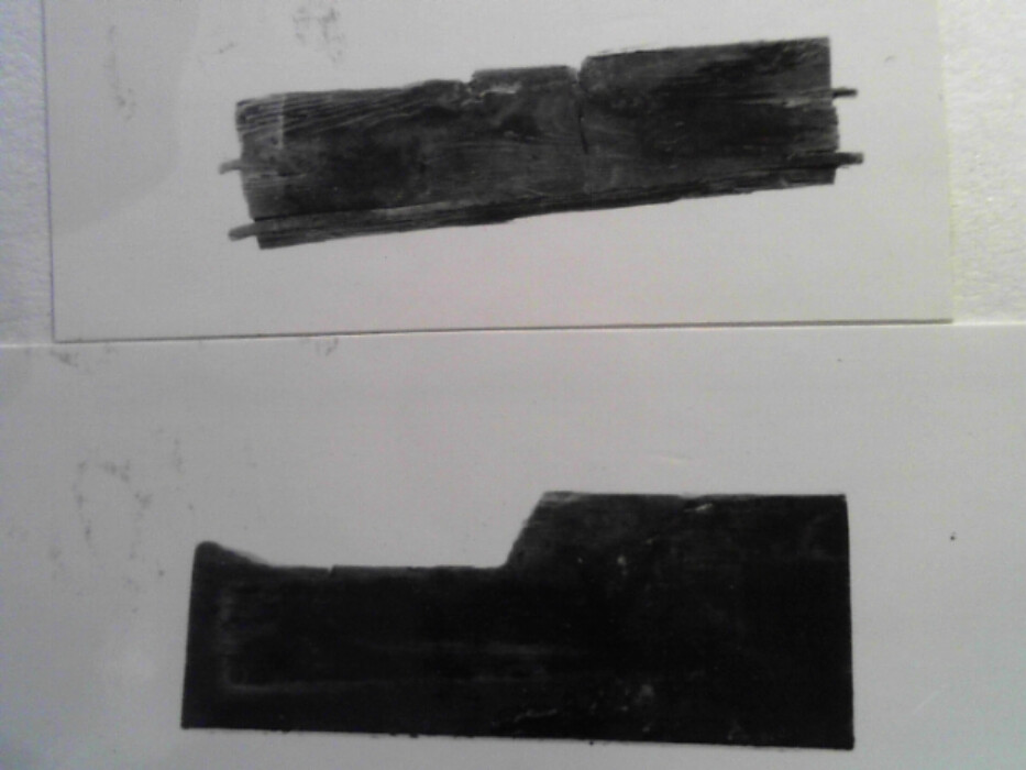 Furu. Gran ?. Kistens langsider er skråttstillet slik at kisten er smalere nede enn oppe. Bunnen består av to bord ; et bredt bord lengde 84 bredde 34 tykkelse 3,2 (bordet er nå brukket) og et smalt bord bredde 4,5. Trenagler med diameter 0,6 er slått fra undersiden opp i kistens sidebord. 6 stykker på kortsidene og 8 stykker på langsidene. Hver av kortsidene har opprinnelig vært i ett bord tykkelse 1,7. I sidene er tapper for sinking. De har trekantet tverrsnitt med innerside 0,9. Avstanden mellom tappene er 3,6. Langs ytterkantene er en ekstra kant 0,3 x 0,3 som svarer til et spor i langsidene. Dette for å styrke sinkingen. I øvre delen av hver kortside 2 hull med diameter 0,7 og 5,9 fra hverandre. Disse er for håndtak og det er antydninger av at et halvsirkelformet beslag har vært rundt dem. Et jernbeslag bredde ca 3,4 har gått fra dette nedover bøyet om kanten og 2,2 inn under bunnen. :: I hjørnene har det også vært beslag. Det er mulig at spor under hanken antyder at det har vært  en taustropp som har hengt i bue. Baksiden består av 2 bord tykkelse 1,7 og henholdsvis bredde 16,8 og bredde 7,8. Forsiden består av ett bord tykkelse 1,7 og bredde 23,5. Der har antagelig vært et skjoldformet jernbeslag på forsiden. På baksiden er halvsirkelformet utsparing for låsen. 2 jernbånd ca 3,5 brede har ca 17 fra kortsidene gått rundt hele kisten og antagelig vært feste for lokkbeslaget. I venstre siden av kisten er en leddik av 1,2 tykke bord. Bunnbordet bredde 7,6 med en utstikkende skråkant under sidebordet som er høyde 6,5. Det er spor for leddiken i siden av kistebordene. I nederkant av leddikens sidebord en trapesformet innfelling.