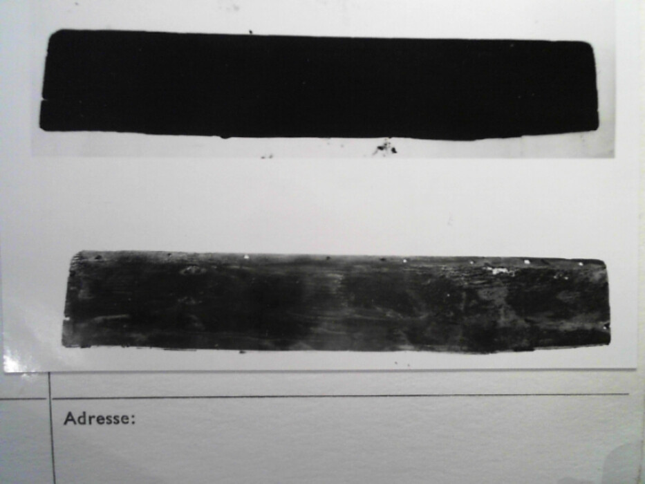 Furu. Gran ?. Kistens langsider er skråttstillet slik at kisten er smalere nede enn oppe. Bunnen består av to bord ; et bredt bord lengde 84 bredde 34 tykkelse 3,2 (bordet er nå brukket) og et smalt bord bredde 4,5. Trenagler med diameter 0,6 er slått fra undersiden opp i kistens sidebord. 6 stykker på kortsidene og 8 stykker på langsidene. Hver av kortsidene har opprinnelig vært i ett bord tykkelse 1,7. I sidene er tapper for sinking. De har trekantet tverrsnitt med innerside 0,9. Avstanden mellom tappene er 3,6. Langs ytterkantene er en ekstra kant 0,3 x 0,3 som svarer til et spor i langsidene. Dette for å styrke sinkingen. I øvre delen av hver kortside 2 hull med diameter 0,7 og 5,9 fra hverandre. Disse er for håndtak og det er antydninger av at et halvsirkelformet beslag har vært rundt dem. Et jernbeslag bredde ca 3,4 har gått fra dette nedover bøyet om kanten og 2,2 inn under bunnen. :: I hjørnene har det også vært beslag. Det er mulig at spor under hanken antyder at det har vært  en taustropp som har hengt i bue. Baksiden består av 2 bord tykkelse 1,7 og henholdsvis bredde 16,8 og bredde 7,8. Forsiden består av ett bord tykkelse 1,7 og bredde 23,5. Der har antagelig vært et skjoldformet jernbeslag på forsiden. På baksiden er halvsirkelformet utsparing for låsen. 2 jernbånd ca 3,5 brede har ca 17 fra kortsidene gått rundt hele kisten og antagelig vært feste for lokkbeslaget. I venstre siden av kisten er en leddik av 1,2 tykke bord. Bunnbordet bredde 7,6 med en utstikkende skråkant under sidebordet som er høyde 6,5. Det er spor for leddiken i siden av kistebordene. I nederkant av leddikens sidebord en trapesformet innfelling.