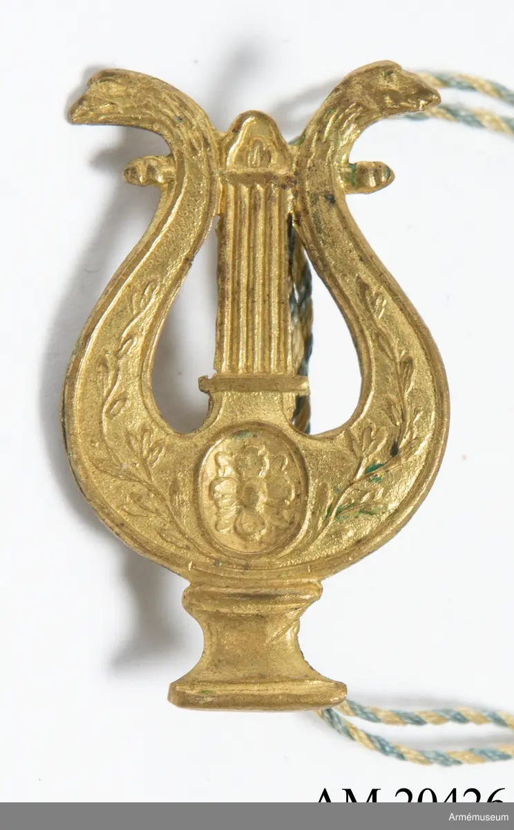 Lyra m/1869 att anbringas på trumslagares och spels axelklaffar. Hallands och Västgöta-Dals regementen.