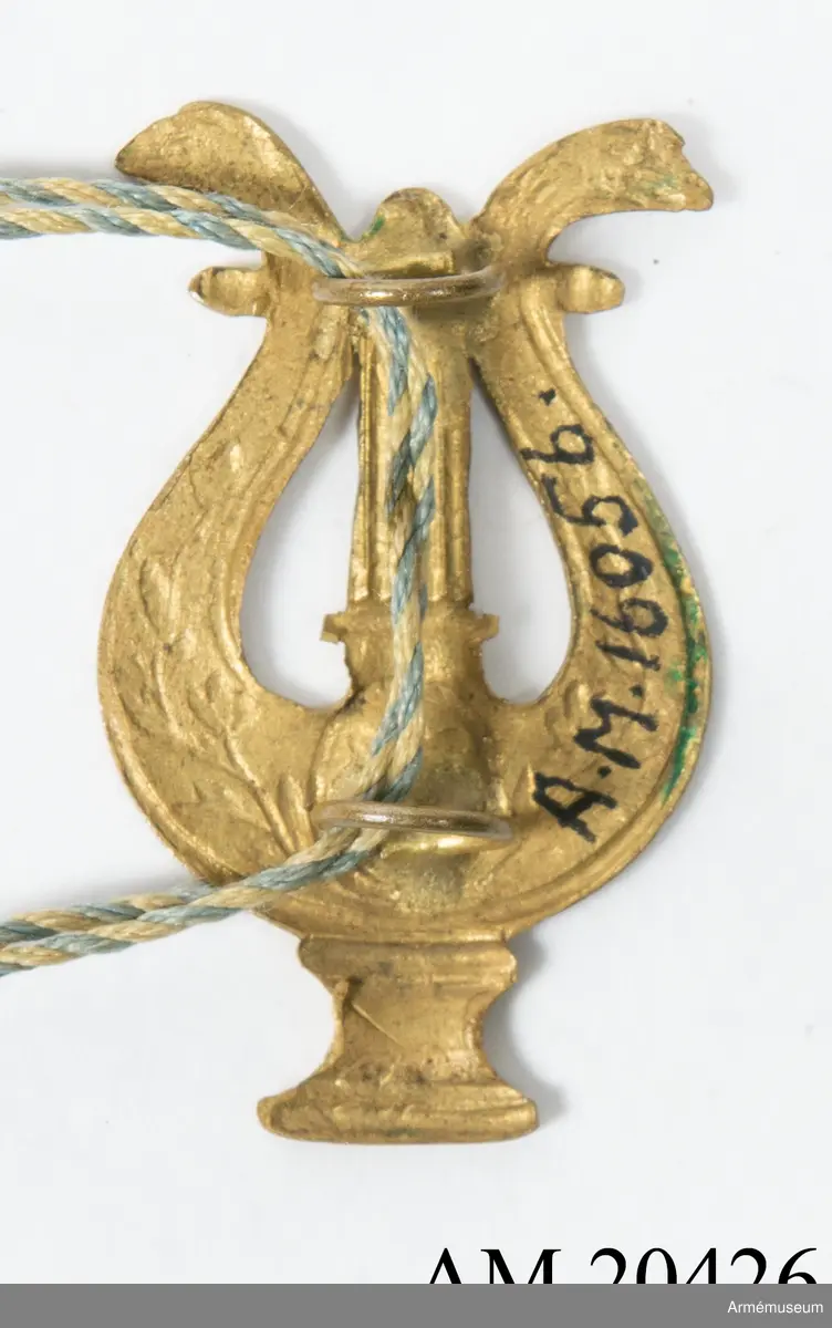Lyra m/1869 att anbringas på trumslagares och spels axelklaffar. Hallands och Västgöta-Dals regementen.