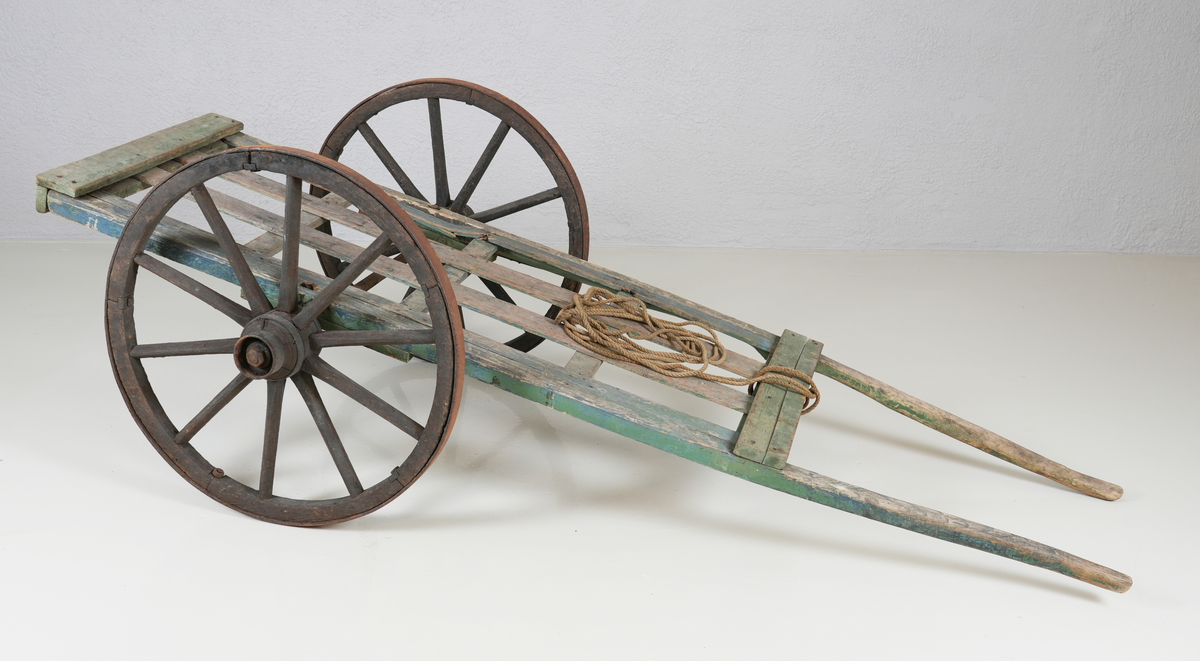 Vognsett. Handdrive. Fire frittståande delar som kan setjast saman på ulike måtar til gjødselkjerre eller høykjerre. Dei fire delane er eit par hjul (som vart nytta i begge tilfella) (NFM.0000-00107), overdel til høykjerre (NFM.0000-00108), karm og drag for å danne kjerre med trekasse til frakt av gjødsel eller liknande (NFM.0000-00109 og NFM.0000-00110).