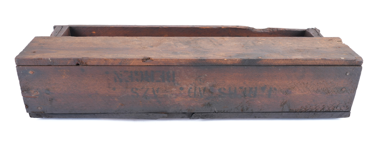 Trekasse fylt med 284 store spikar. På kassa er det trykt tekst. Oppsida av kassa er halvt ope, slik at øvre halvdelen av spikrane er synlege. Spikrane er like: Hovudet meir ovalt enn rundt, og litt kantete. Sjølve spikaren har fire sider og smalnar inn nedst. To av sidane er breiare enn dei to andre.