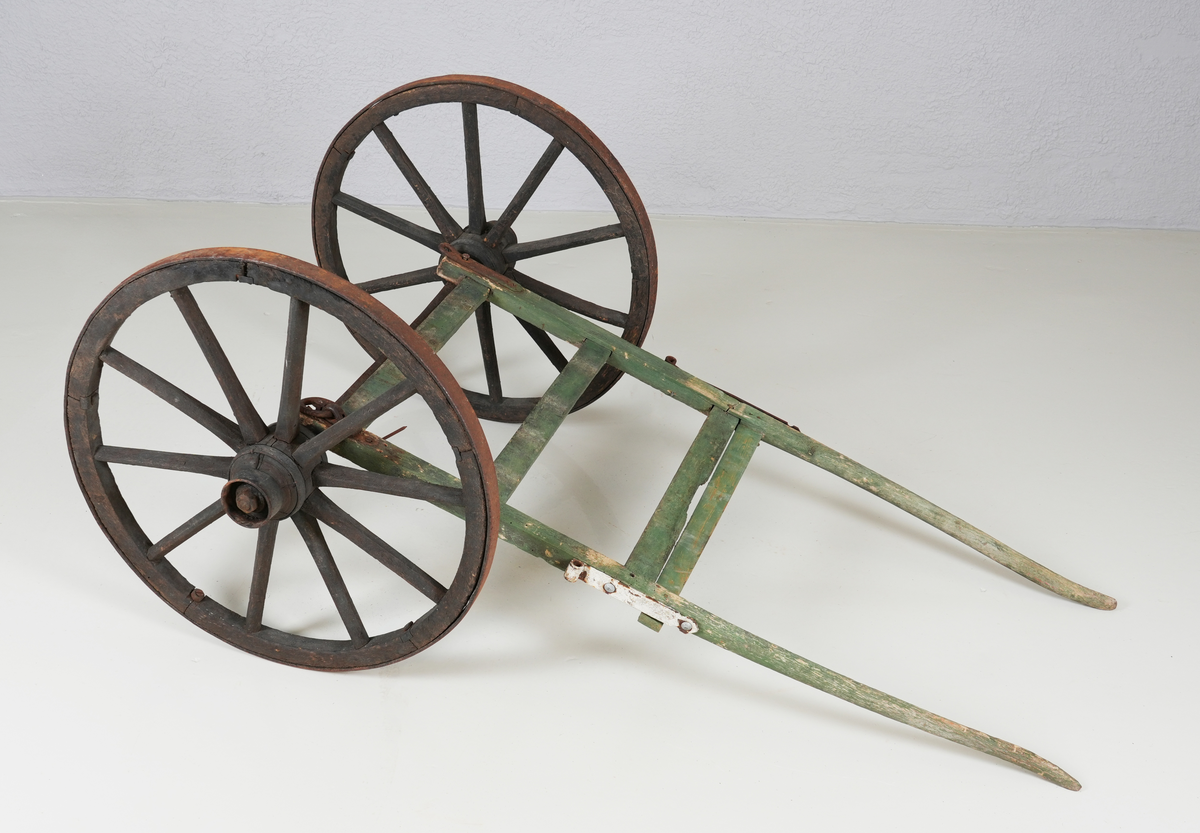 Vognsett. Handdrive. Fire frittståande delar som kan setjast saman på ulike måtar til gjødselkjerre eller høykjerre. Dei fire delane er eit par hjul (som vart nytta i begge tilfella) (NFM.0000-00107), overdel til høykjerre (NFM.0000-00108), karm og drag for å danne kjerre med trekasse til frakt av gjødsel eller liknande (NFM.0000-00109 og NFM.0000-00110).