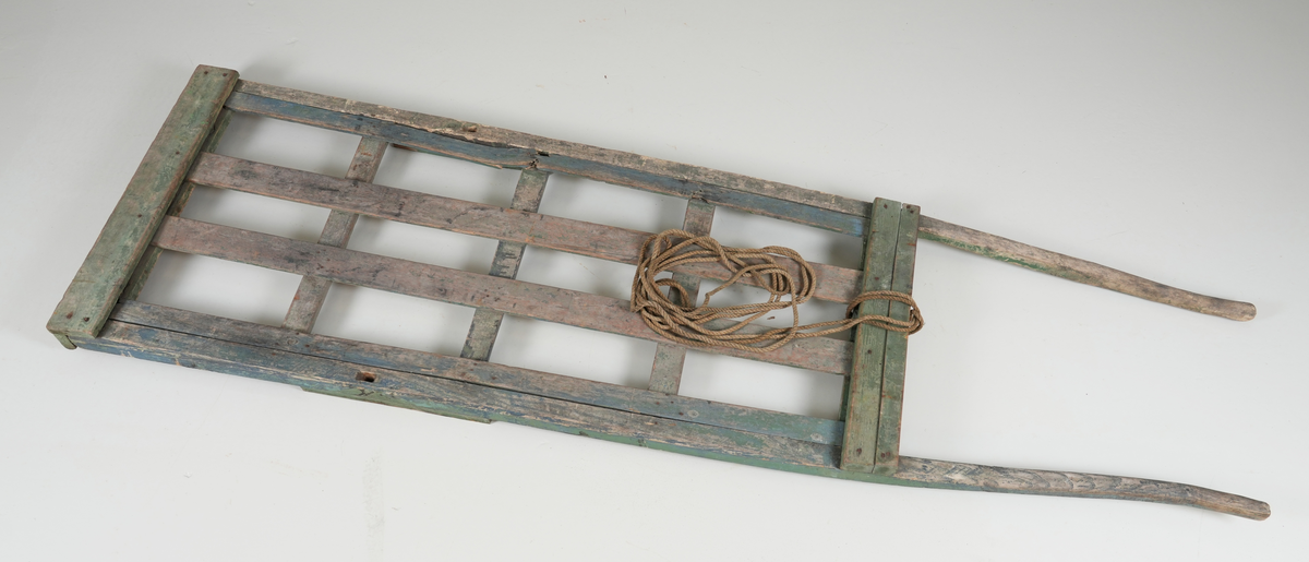 Vognsett. Handdrive. Fire frittståande delar som kan setjast saman på ulike måtar til gjødselkjerre eller høykjerre. Dei fire delane er eit par hjul (som vart nytta i begge tilfella) (NFM.0000-00107), overdel til høykjerre (NFM.0000-00108), karm og drag for å danne kjerre med trekasse til frakt av gjødsel eller liknande (NFM.0000-00109 og NFM.0000-00110).