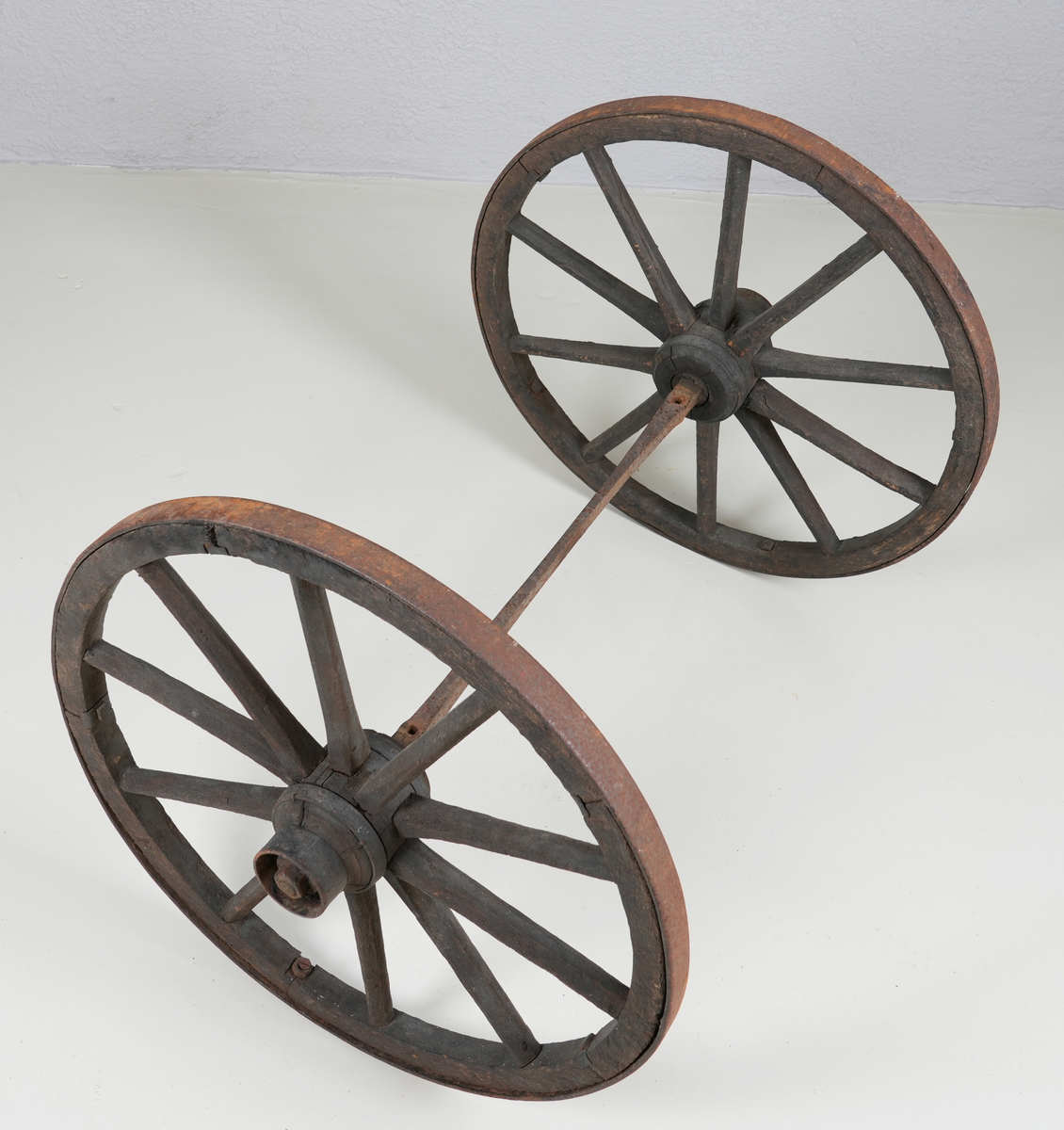 Vognsett. Handdrive. Fire frittståande delar som kan setjast saman på ulike måtar til gjødselkjerre eller høykjerre. Dei fire delane er eit par hjul (som vart nytta i begge tilfella) (NFM.0000-00107), overdel til høykjerre (NFM.0000-00108), karm og drag for å danne kjerre med trekasse til frakt av gjødsel eller liknande (NFM.0000-00109 og NFM.0000-00110).