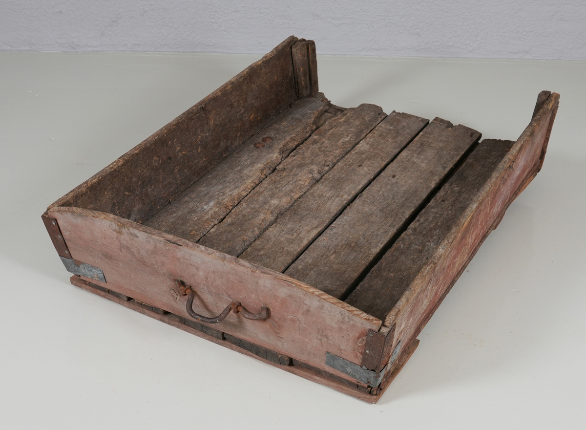 Vognsett. Handdrive. Fire frittståande delar som kan setjast saman på ulike måtar til gjødselkjerre eller høykjerre. Dei fire delane er eit par hjul (som vart nytta i begge tilfella) (NFM.0000-00107), overdel til høykjerre (NFM.0000-00108), karm og drag for å danne kjerre med trekasse til frakt av gjødsel eller liknande (NFM.0000-00109 og NFM.0000-00110).