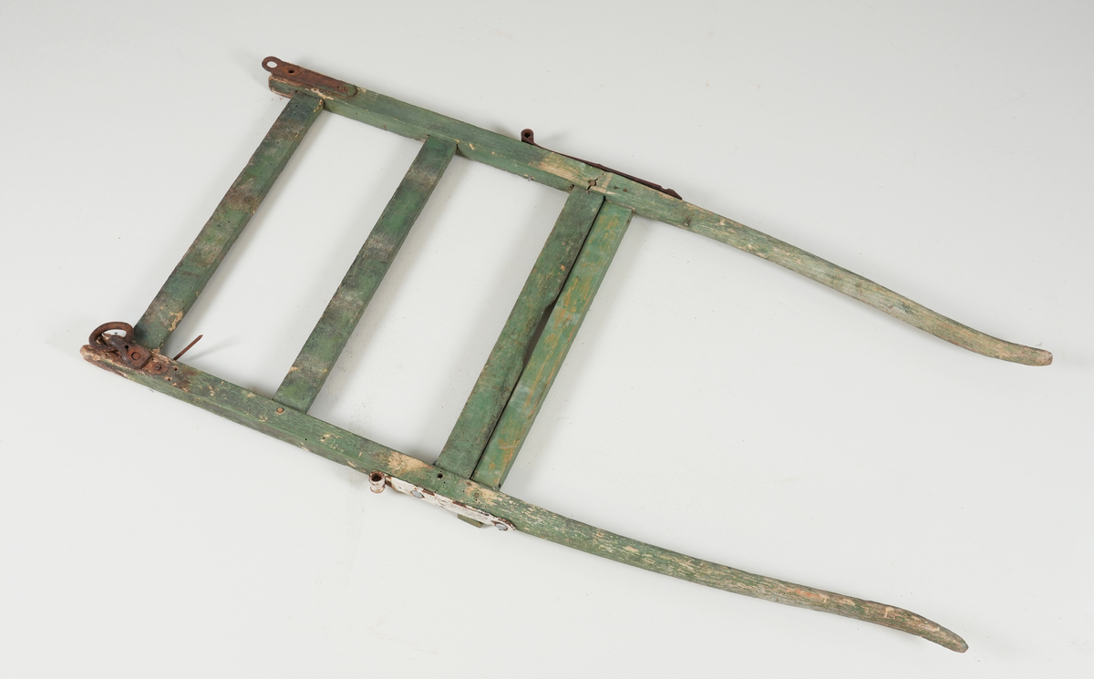 Vognsett. Handdrive. Fire frittståande delar som kan setjast saman på ulike måtar til gjødselkjerre eller høykjerre. Dei fire delane er eit par hjul (som vart nytta i begge tilfella) (NFM.0000-00107), overdel til høykjerre (NFM.0000-00108), karm og drag for å danne kjerre med trekasse til frakt av gjødsel eller liknande (NFM.0000-00109 og NFM.0000-00110).