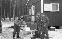 Glöggutspisning. Till höger värnpliktiga, I 12.