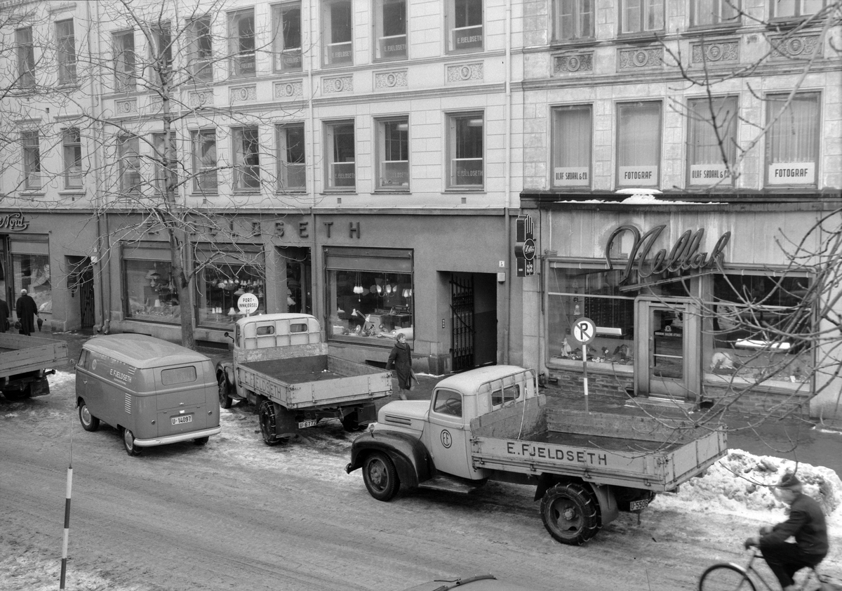 Parkering utenfor E. Fjeldseth og snøhauger i Kongens gate