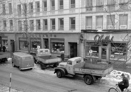 Parkering utenfor E. Fjeldseth og snøhauger i Kongens gate